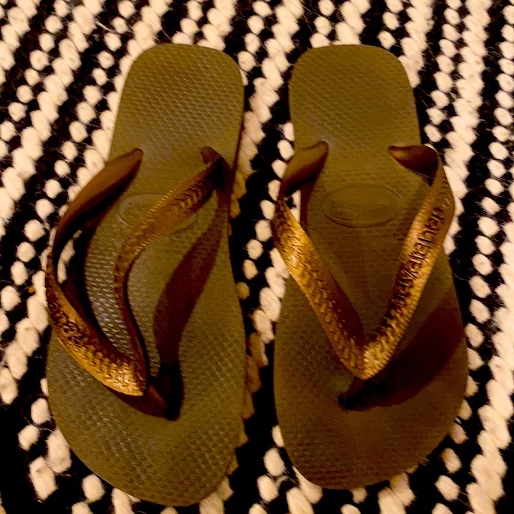 Havianas gold worn in photo shoot -